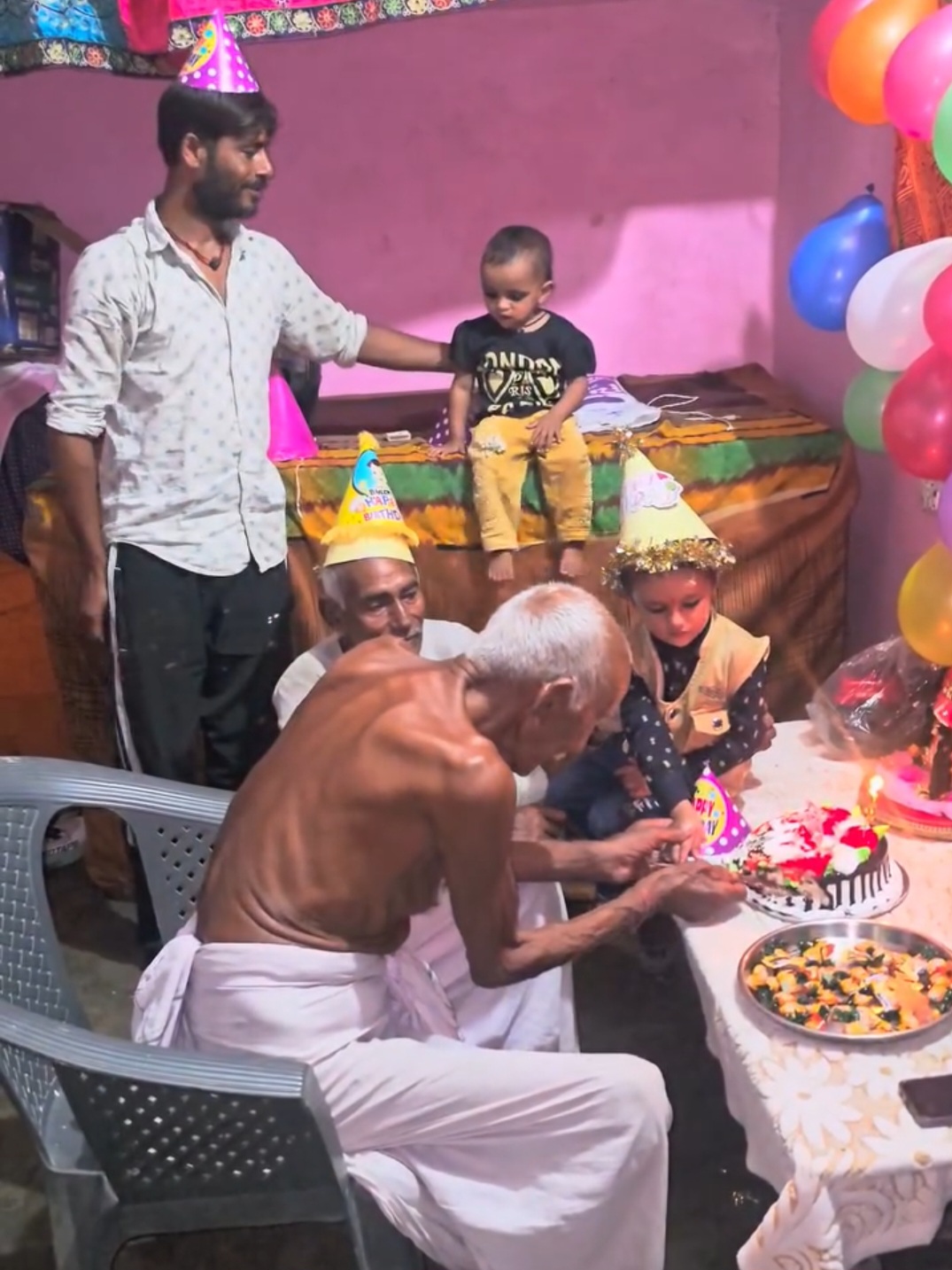 पड़पोते के साथ जन्मदिन मनाते 101 वर्षीय भंवर सिंह पड़पोते के साथ जन्मदिन मनाते 101 वर्षीय भंवर सिंह