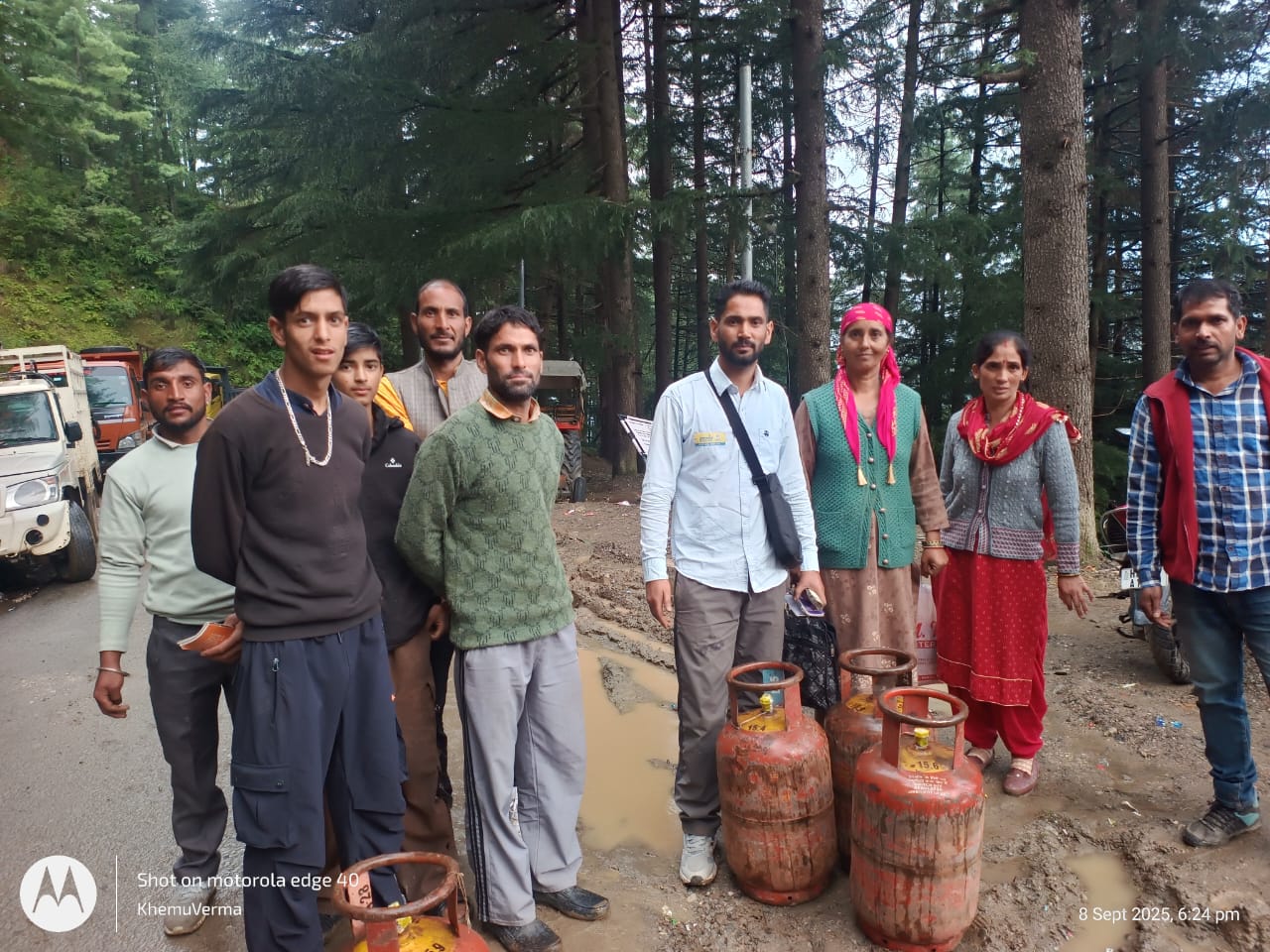 गैस आपूर्ति करते हुए। गैस आपूर्ति करते हुए।