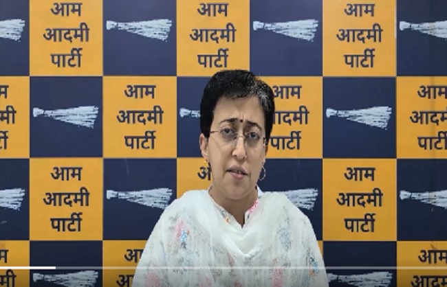 विधानसभा में नेता प्रतिपक्ष आतिशी पत्रकार वार्ता को संबोधित करते हुए।