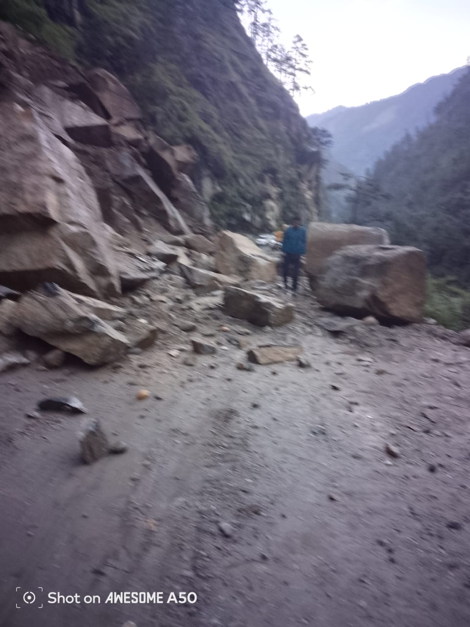 देर रात्रि तक लगी रही वाहनों की लंबी कतारें, नहीं खोल पाया बीआरओ मार्ग