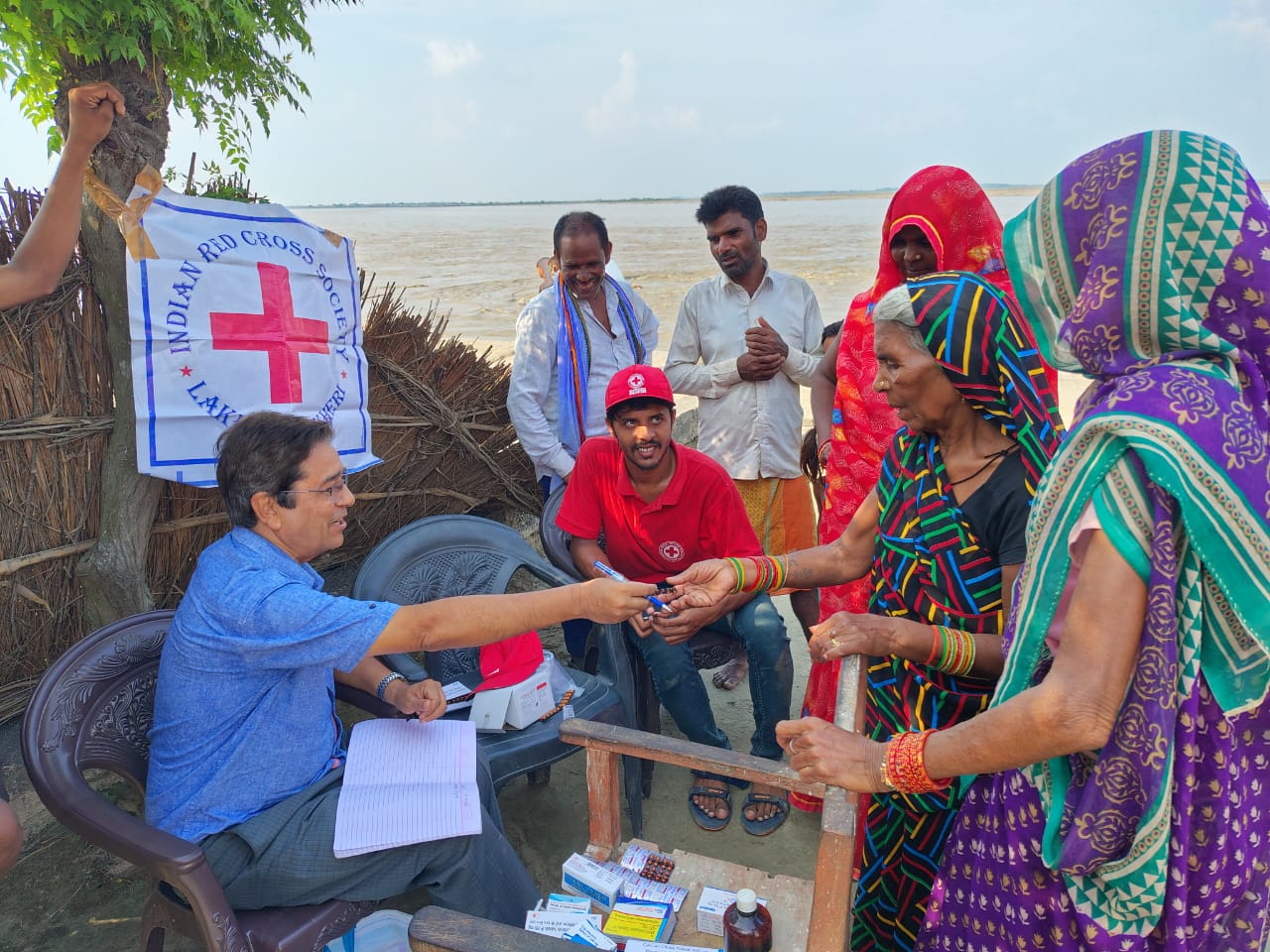 बाढ़ पीड़ितों को दवा वितरित करते रेड क्रॉस सोसाइटी के अध्यक्ष डॉ रविंद्र शर्मा बाढ़ पीड़ितों को दवा वितरित करते रेड क्रॉस सोसाइटी के अध्यक्ष डॉ रविंद्र शर्मा