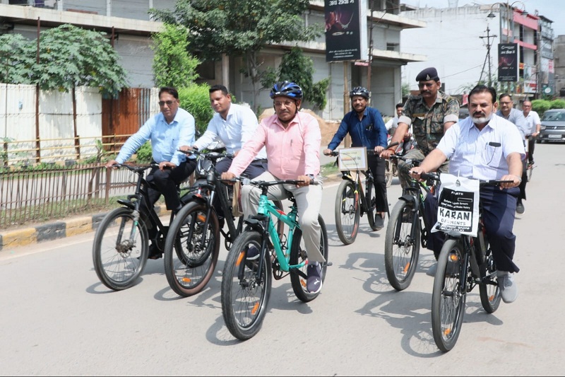 रीवाः कमिश्नर और अन्य अधिकारी साइकिल से पहुंचे कार्यालय
