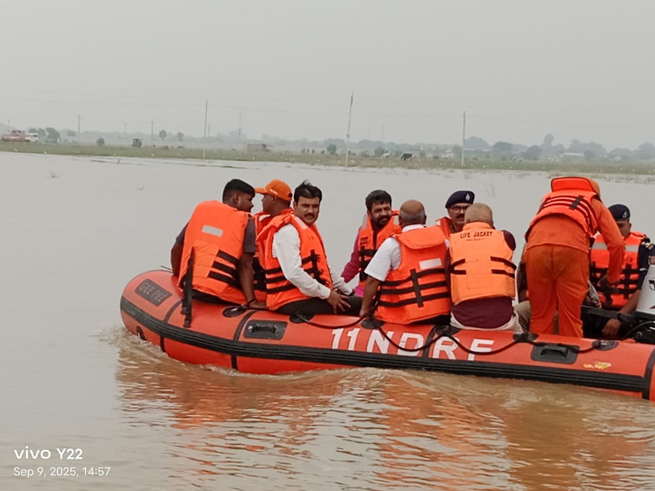 बाढ़ का जायजा लेते अधिकारी