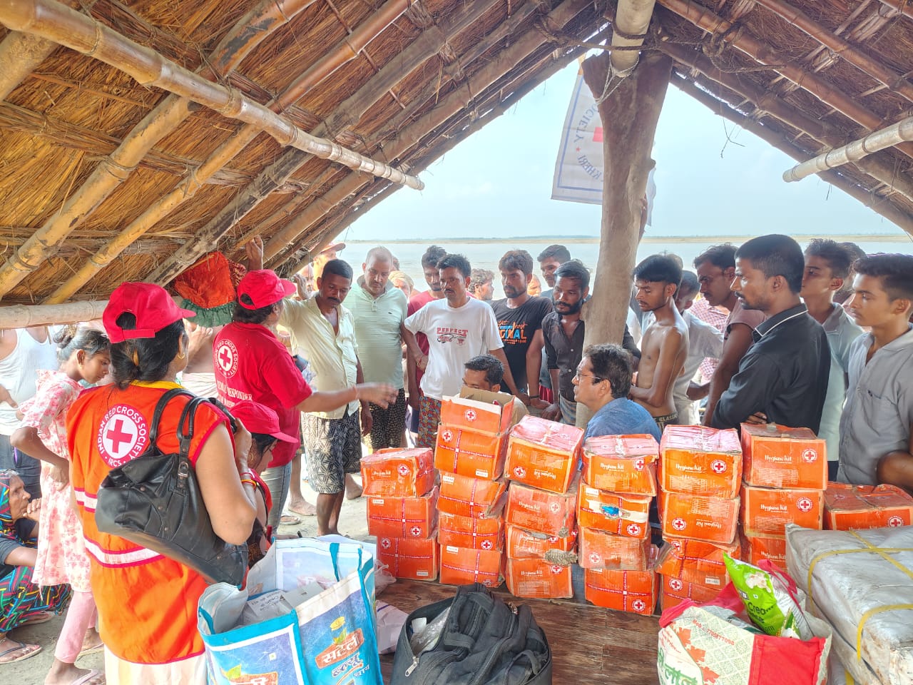 बाढ़ पीड़ितों को राहत सामग्री वितरित करते रेड क्रॉस के पदाधिकारी बाढ़ पीड़ितों को राहत सामग्री वितरित करते रेड क्रॉस के पदाधिकारी