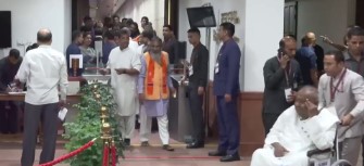 उपराष्ट्रपति चुनाव में वोट करते नेता उपराष्ट्रपति चुनाव में वोट करते नेता