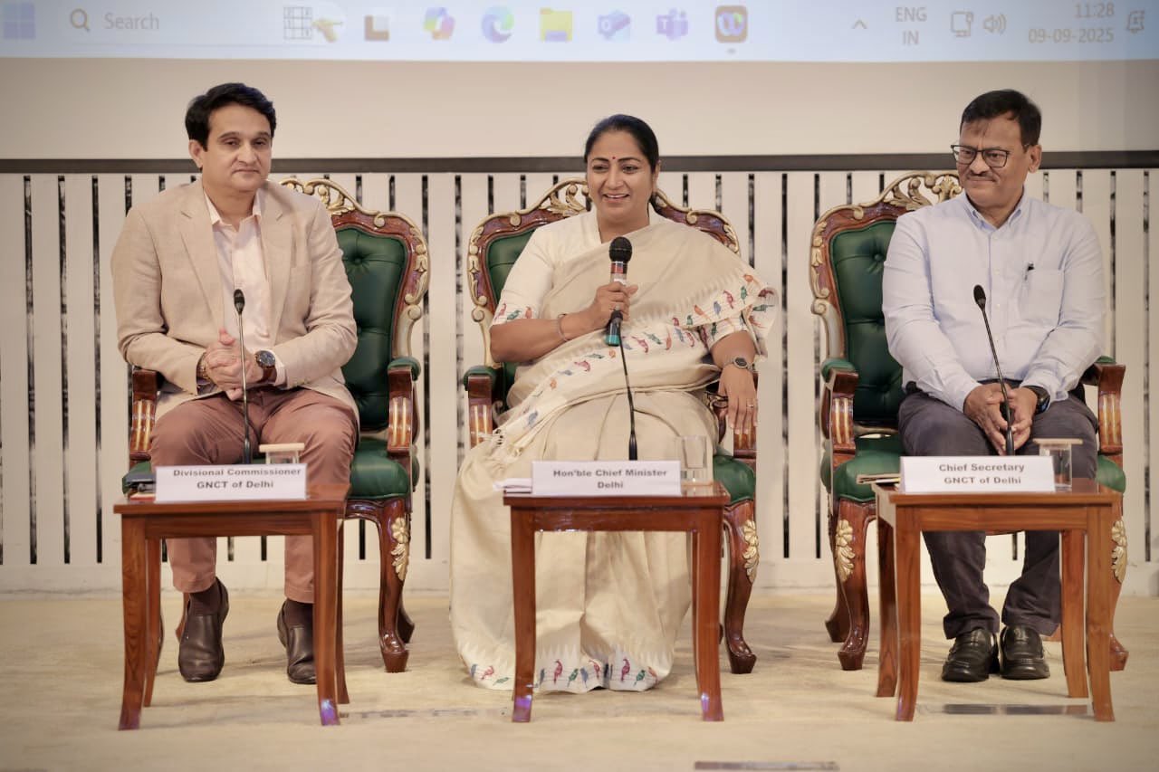 दिल्ली की मुख्यमंत्री रेखा गुप्ता समीक्षा बैठक में। दिल्ली की मुख्यमंत्री रेखा गुप्ता समीक्षा बैठक में।