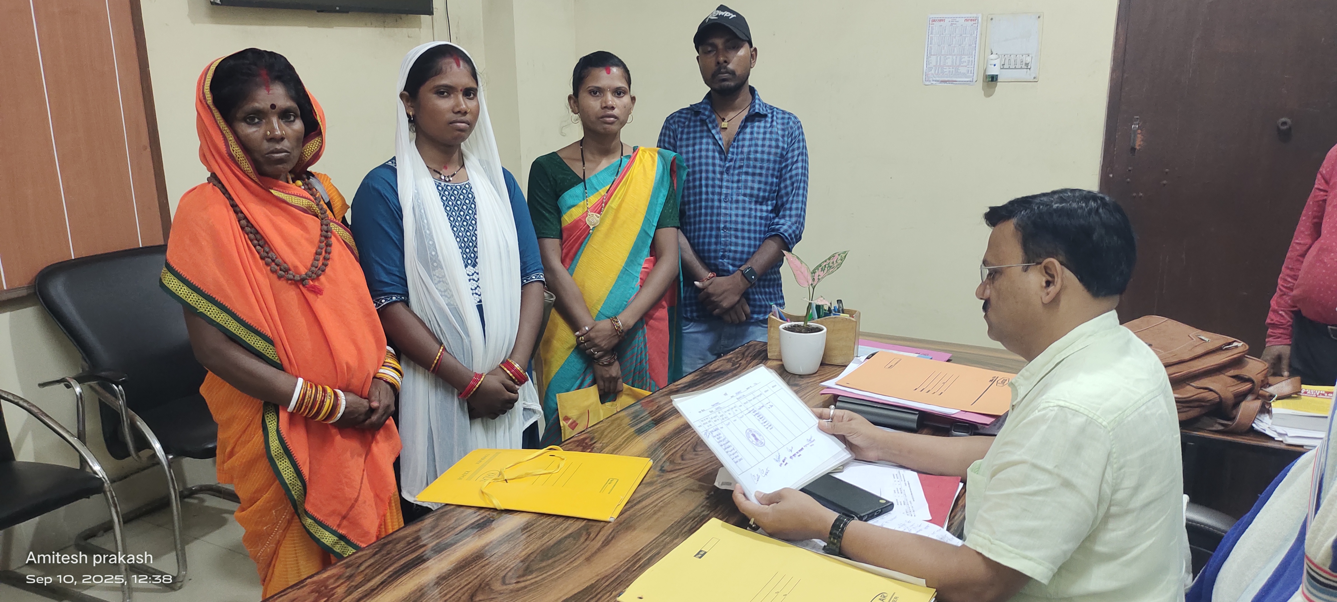 बिरहोर परिवार की समस्या सुनते अंचल अधिकारी
