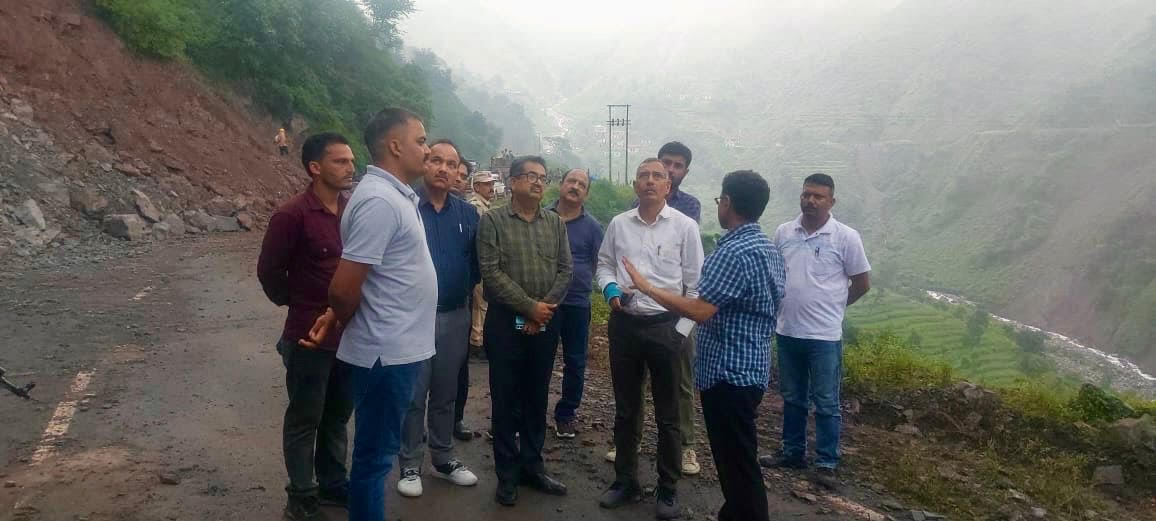 DC Kathua inspected the ongoing relief work on Basohli-Bani road DC Kathua inspected the ongoing relief work on Basohli-Bani road