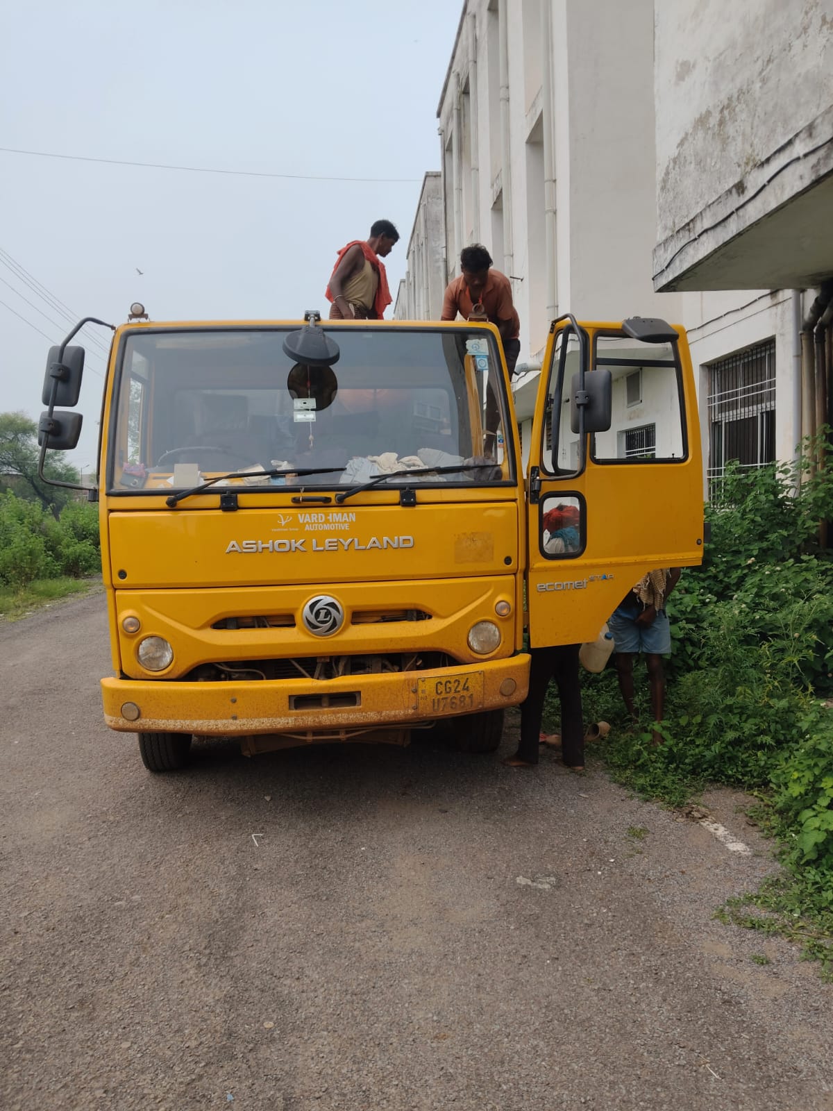 रेत परिवहन कर रहे जब्त वाहन।