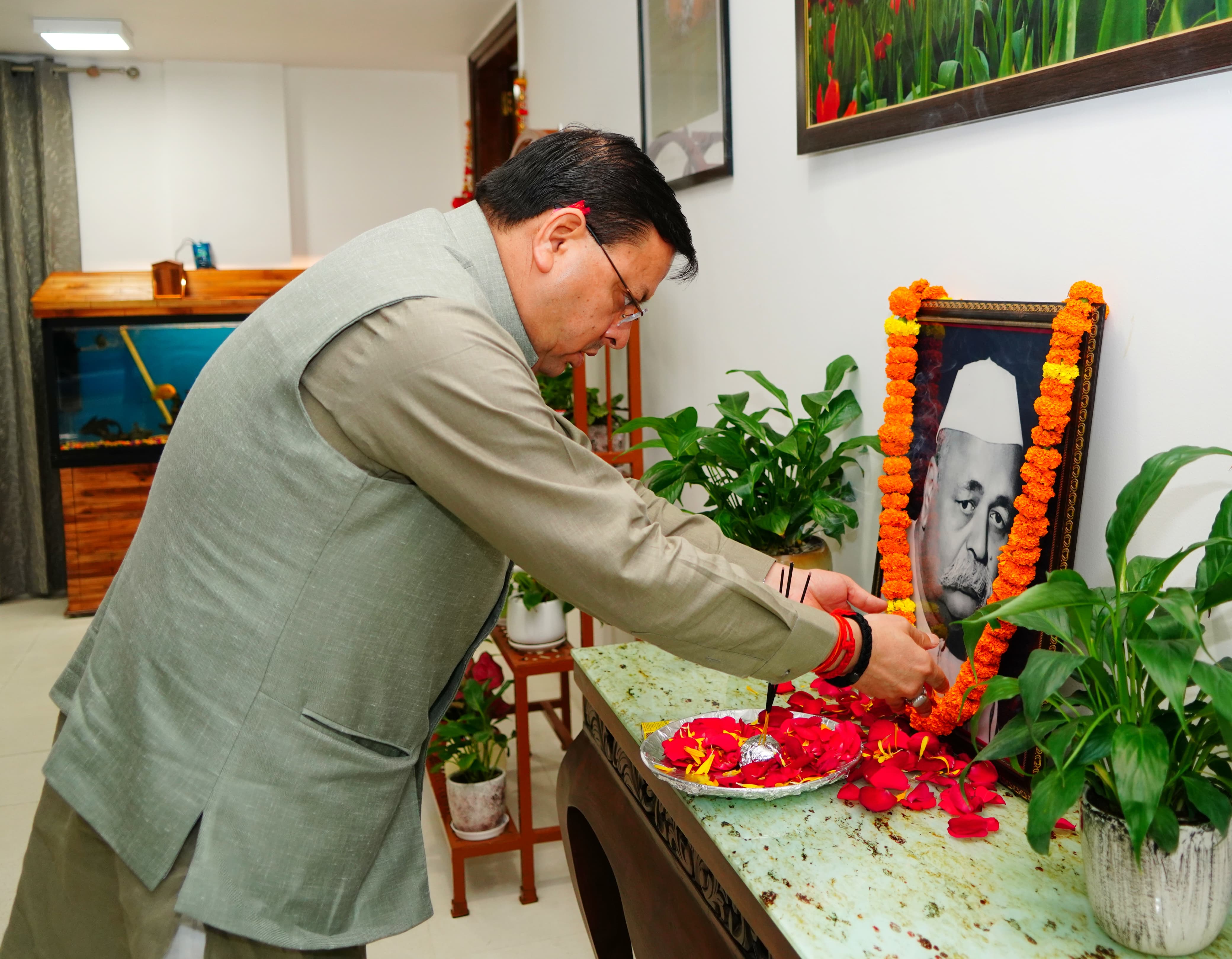 मुख्यमंत्री पुष्कर सिंह धामी पंडित गोविंद बल्लभ पंत के चित्र पर पुष्प अर्पित करते। मुख्यमंत्री पुष्कर सिंह धामी पंडित गोविंद बल्लभ पंत के चित्र पर पुष्प अर्पित करते।