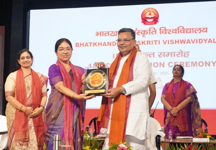पर्यटन मंत्री जयवीर सिंह को प्रतीक चिन्ह प्रदान करती कुलपति प्रोफेसर मांडवी सिंह