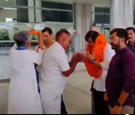 एयरपोर्ट पर आकाश आनंद का स्वागत करते बसपा कार्यकर्ता एयरपोर्ट पर आकाश आनंद का स्वागत करते बसपा कार्यकर्ता