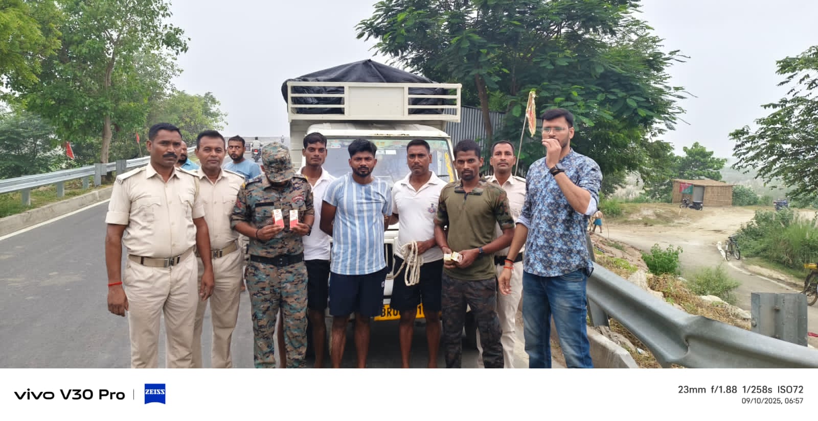 पश्चिम चंपारण में अवैध शराब के साथ पिकअप वाहन जप्त, एक गिरफ्तार