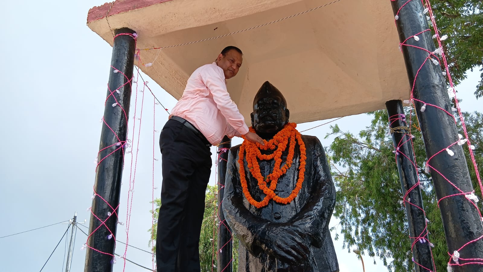 भारत रत्न पंडित गोविंद बल्लभ पंत की मूर्ति पर माल्यार्पण करते अतिथि।
