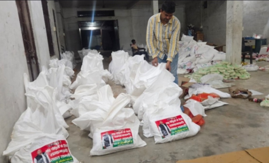 कन्नौज: सांसद अखिलेश यादव ने भेजी राहत सामग्री, ट्रैक्टर पर लादकर बाढ़ प्रभावित लोगों तक पहुंचे सपाई कन्नौज: सांसद अखिलेश यादव ने भेजी राहत सामग्री, ट्रैक्टर पर लादकर बाढ़ प्रभावित लोगों तक पहुंचे सपाई