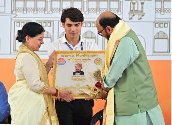 डिग्री प्रदान करते मंत्री योगेन्द्र उपाध्याय डिग्री प्रदान करते मंत्री योगेन्द्र उपाध्याय