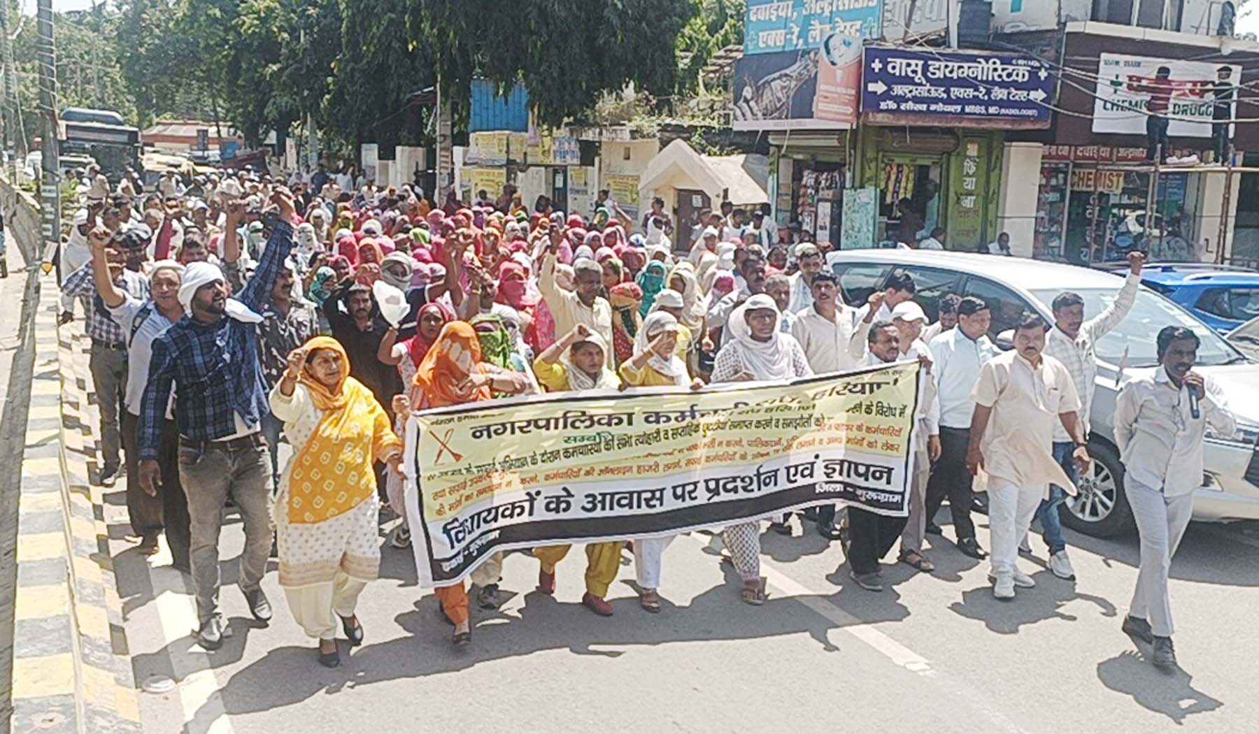 गुरुग्राम में अपनी मांगों को लेकर प्रदर्शन करते सफाई कर्मचारी।