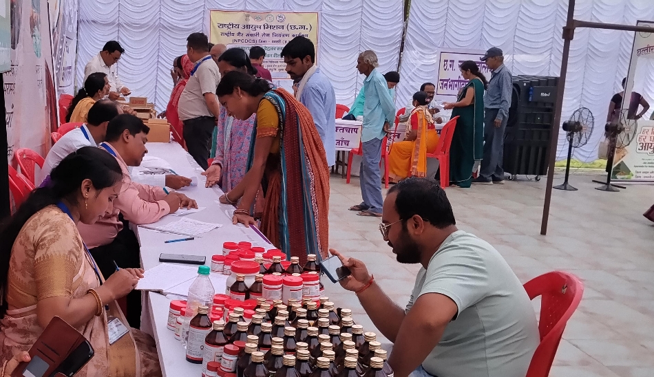 जिला स्तरीय आयुष मेला में स्वास्थ्य परीक्षण कराते हुए आम नागरिक। जिला स्तरीय आयुष मेला में स्वास्थ्य परीक्षण कराते हुए आम नागरिक।