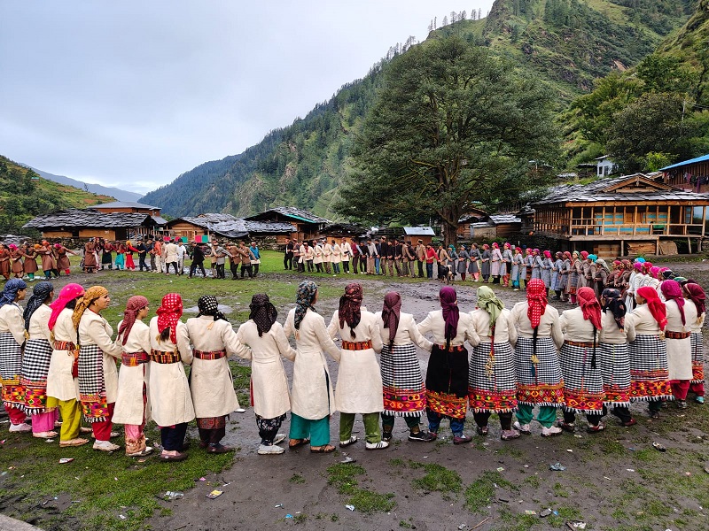 भेड़पालकों की भेड़ - बकरियां बुग्यालों से घर लौटने का जश्न