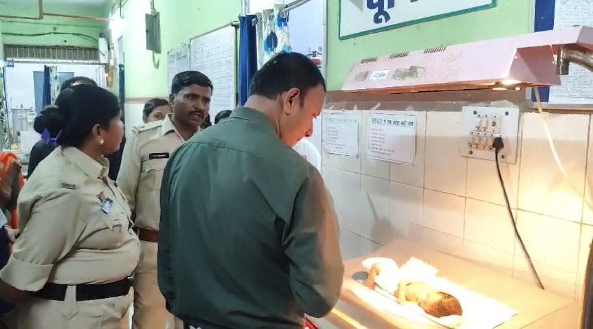 अस्पताल में भर्ती कन्या शिशु को देखते हुए पुलिस अधिकारी व अस्पताल स्टाफ।