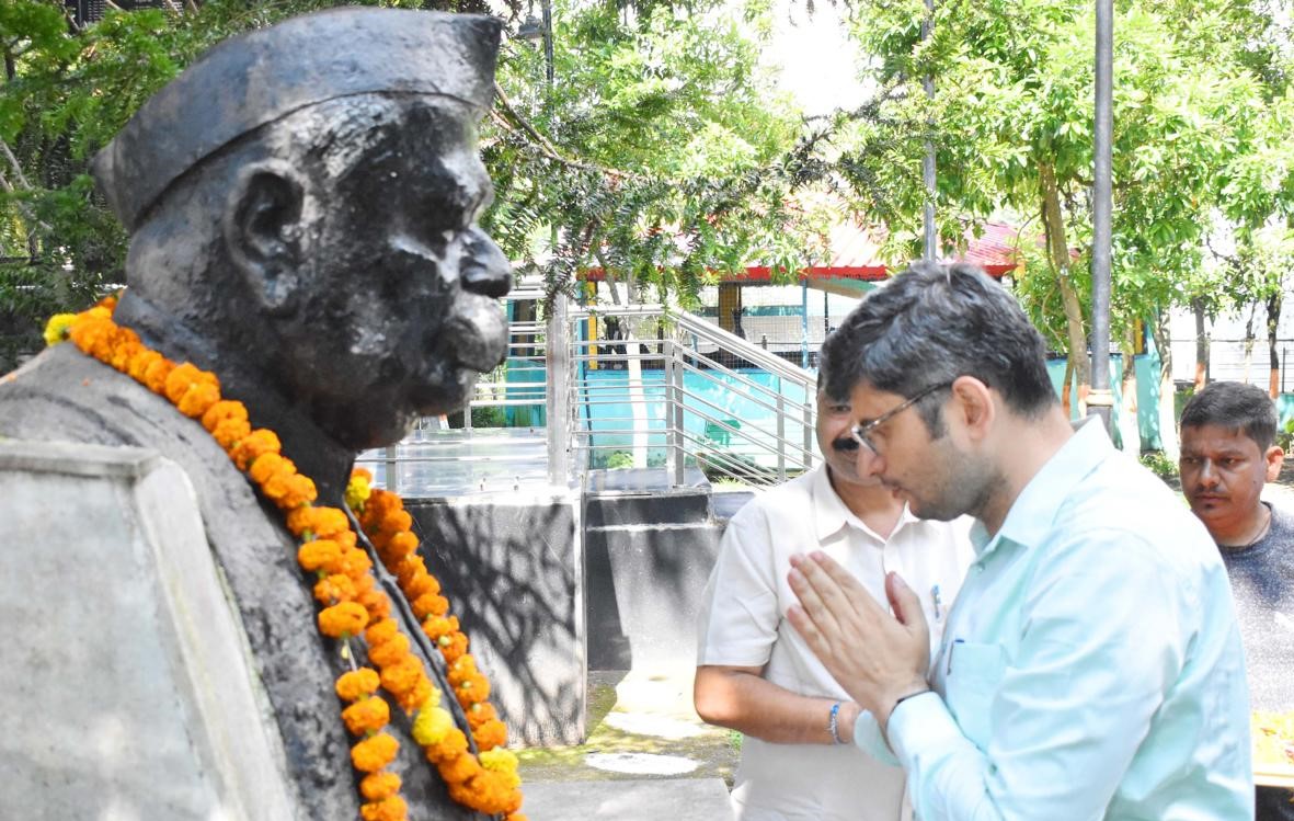 स्वाधीनता संग्राम सेनानी पंत को नमन करते हुए डीएम संदीप तिवारी। स्वाधीनता संग्राम सेनानी पंत को नमन करते हुए डीएम संदीप तिवारी।