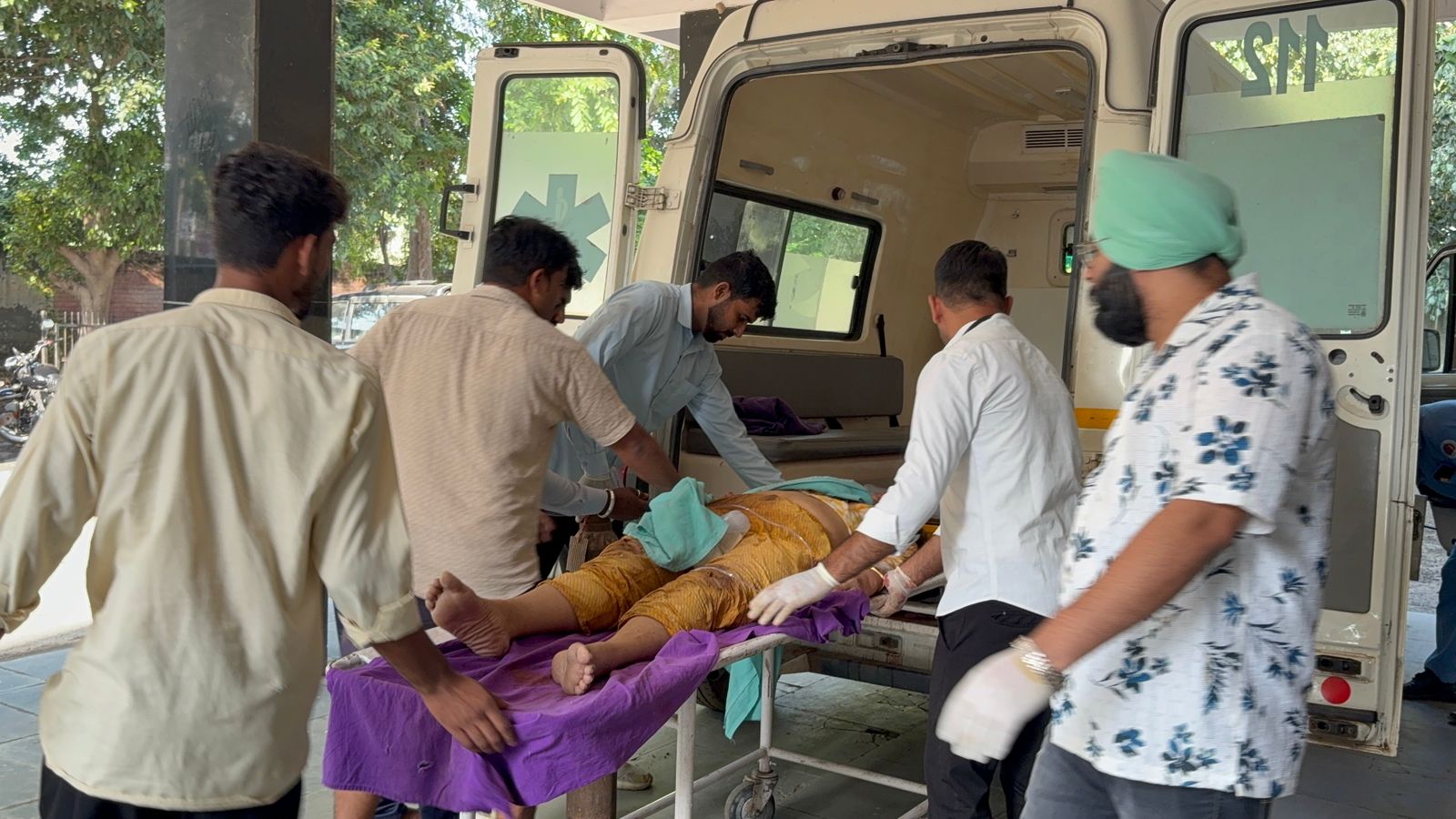 हादसे में घायल महिला को अग्रोहा मैडिकल कॉलेज ले जाते अस्पताल कर्मी।