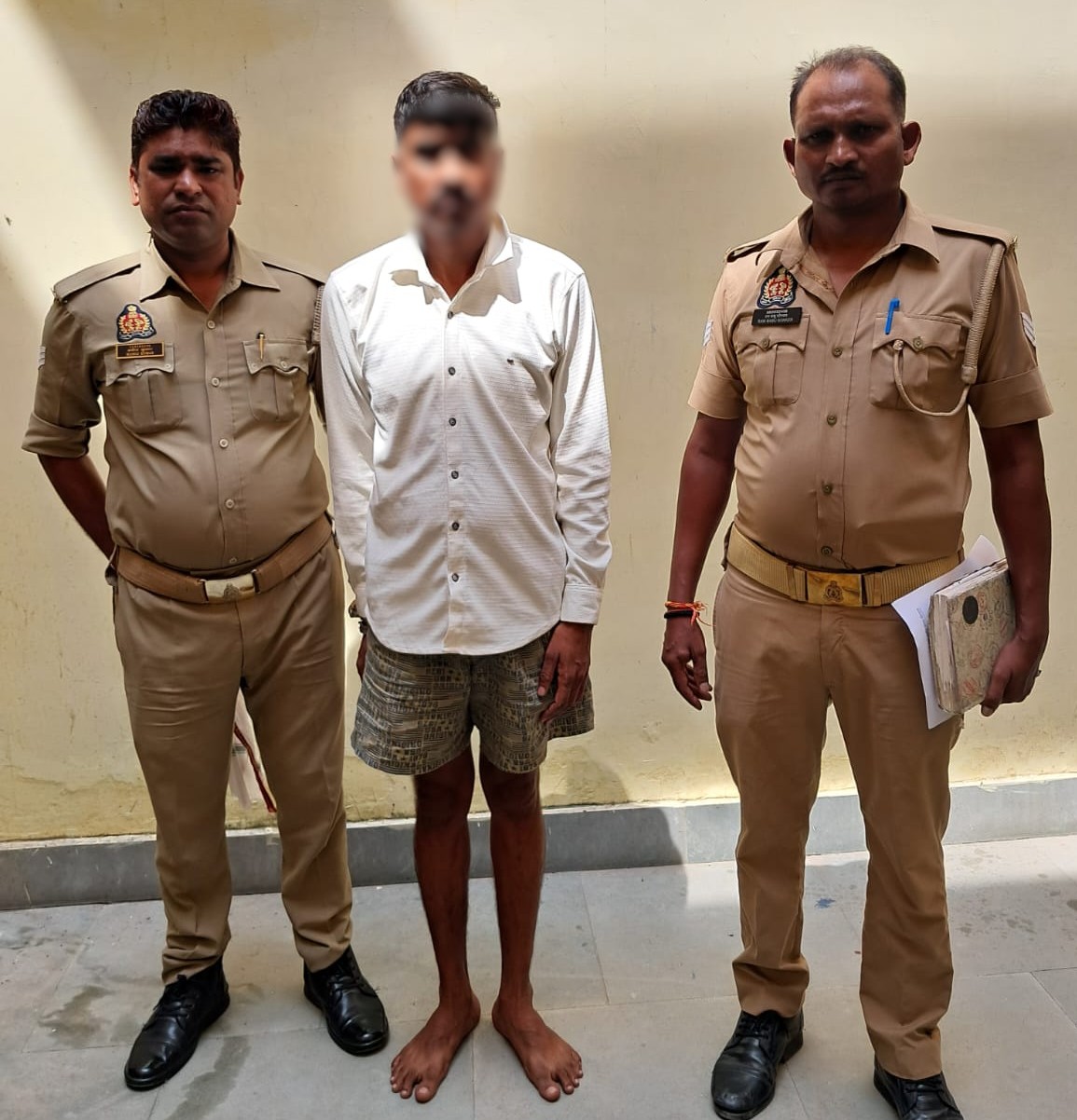 गिरफ्तार वांछित के साथ अहरौरा पुलिस।