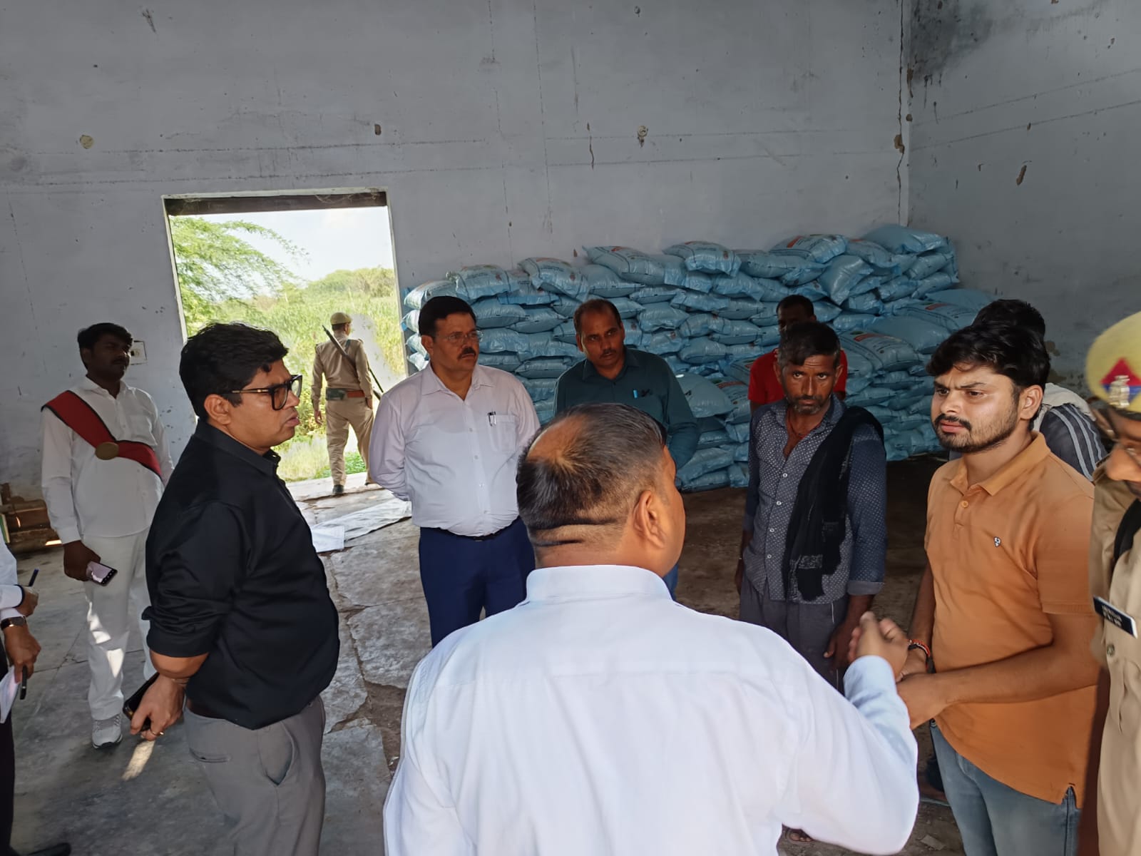 खाद वितरण केन्द्र का निरीक्षण करते जिलाधिकारी