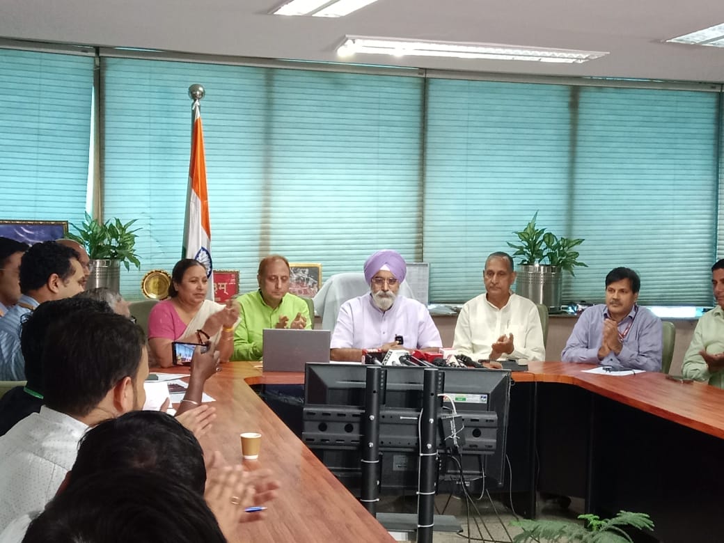 महापौर राजा इकबाल सिंह के साथ उपमहापौर, स्थायी समिति की अध्यक्ष , नेता सदन और निगमायुक्त पत्रकार वार्ता नें। महापौर राजा इकबाल सिंह के साथ उपमहापौर, स्थायी समिति की अध्यक्ष , नेता सदन और निगमायुक्त पत्रकार वार्ता नें।