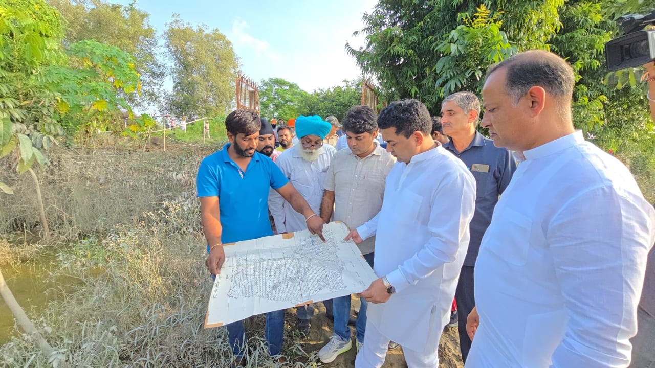 बाढ़ प्रभावित पल्ला चौक से लेकर हिरणकी क्षेत्रों का बुधवार को सर्वे करते दिल्ली के मंत्री कपिल मिश्रा और रविंद्र इंद्राज