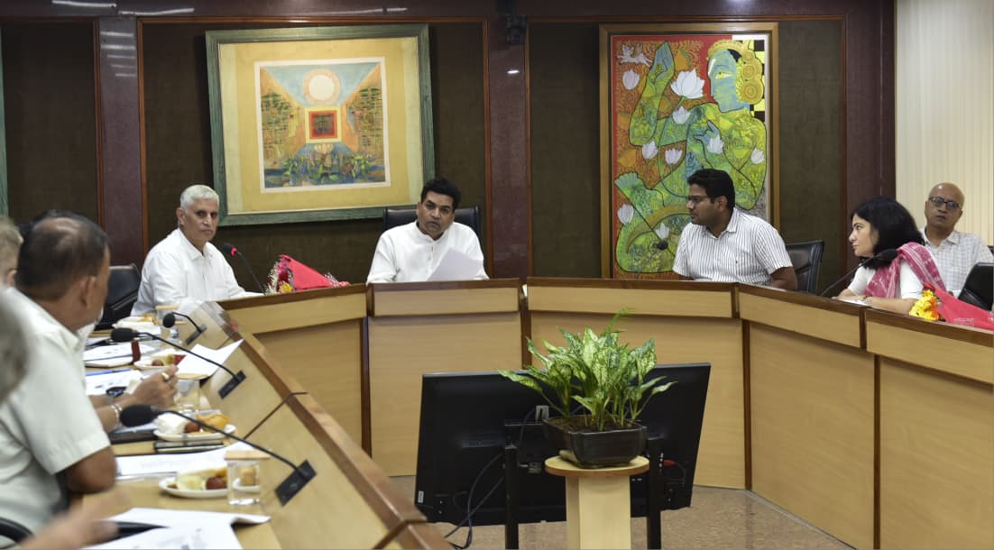 दिल्ली सचिवालय में बुधवार को दिल्ली एनिमल वेलफेयर बोर्ड की बैठक की अध्यक्षता करते विकास मंत्री कपिल मिश्रा