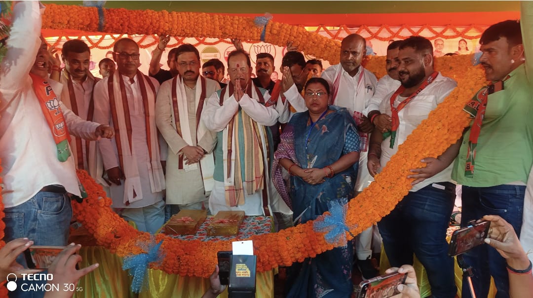 डिप्टी सीएम का स्वागत करते एनडीए के नेतागण डिप्टी सीएम का स्वागत करते एनडीए के नेतागण