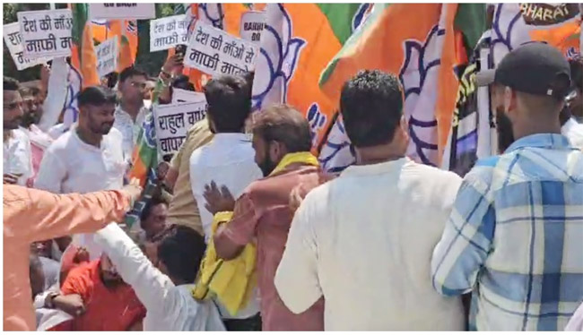 कांग्रेस नेता राहुल बांधी के दौरे के विरोध में प्रदर्शन करते भाजपा कार्यकर्ता कांग्रेस नेता राहुल बांधी के दौरे के विरोध में प्रदर्शन करते भाजपा कार्यकर्ता