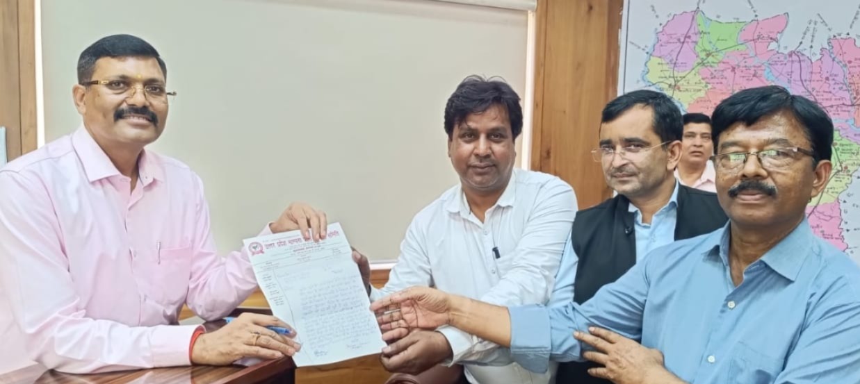 मंडलायुक्त को ज्ञापन सौंपते मान्यता प्राप्त पत्रकार समिति केपदाधिकारी।