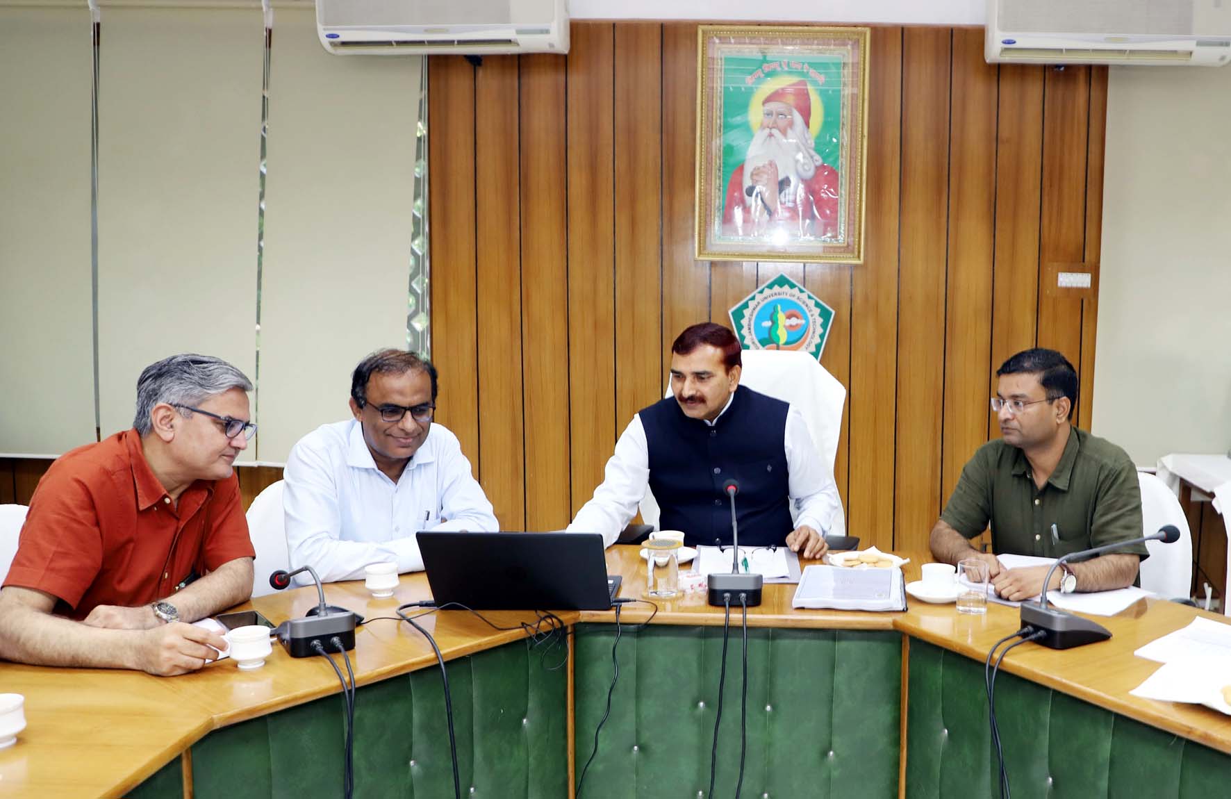 रिपोर्ट प्रस्तुतिकरण प्रक्रिया के दौरान  उपस्थित कुलपति प्रो. नरसीराम बिश्नोई।