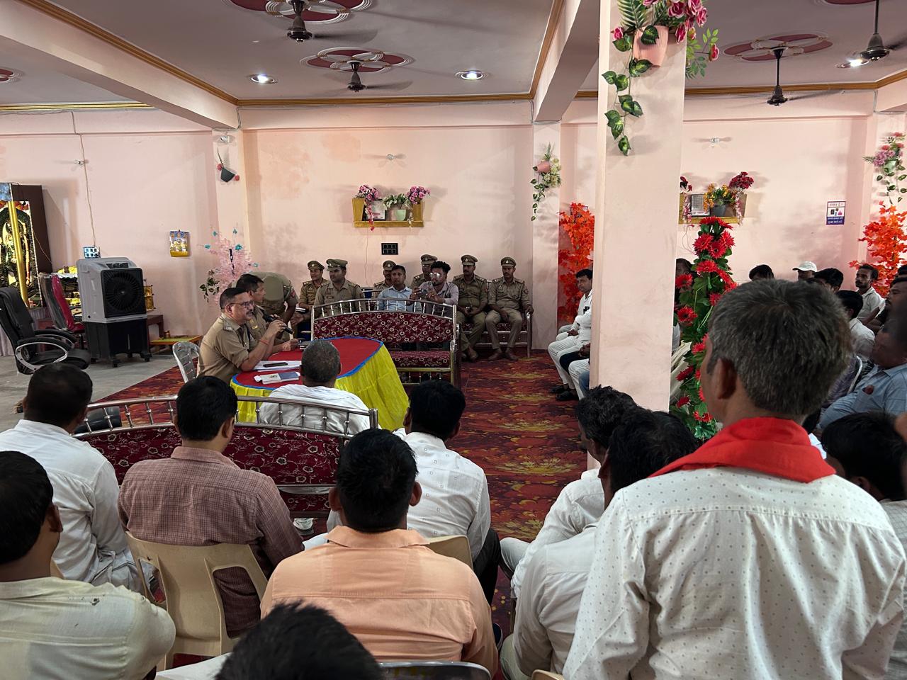 बैठक के दौरान ग्रामीणों को जागरूक करते डीसीपी साउथ दीपेंद्र नाथ चौधरी