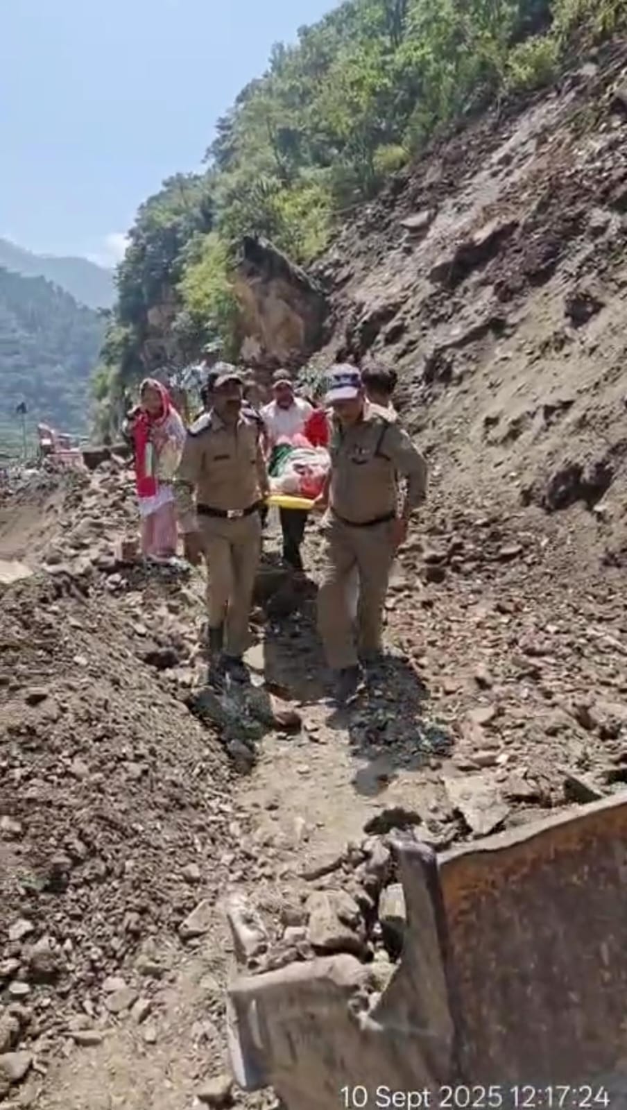 गंगोत्री हाईवे के नालूपानी में फंसीं थी गर्भवती महिला।। गंगोत्री हाईवे के नालूपानी में फंसीं थी गर्भवती महिला।।