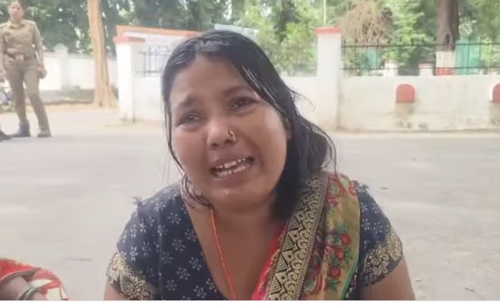 डीएम ऑफिस पहुंची तेजाब पीड़ित युवक की मां