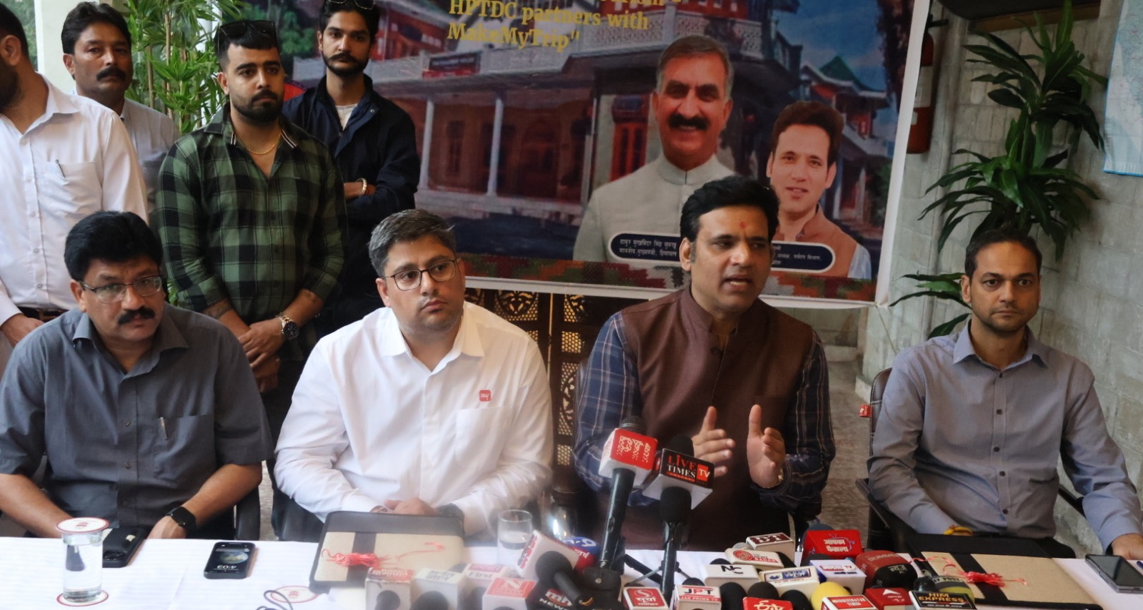एचपीटीडीसी के अध्यक्ष आरएस बाली पत्रकार वार्ता को संबोधित करते हुए। और अन्य। एचपीटीडीसी के अध्यक्ष आरएस बाली पत्रकार वार्ता को संबोधित करते हुए। और अन्य।