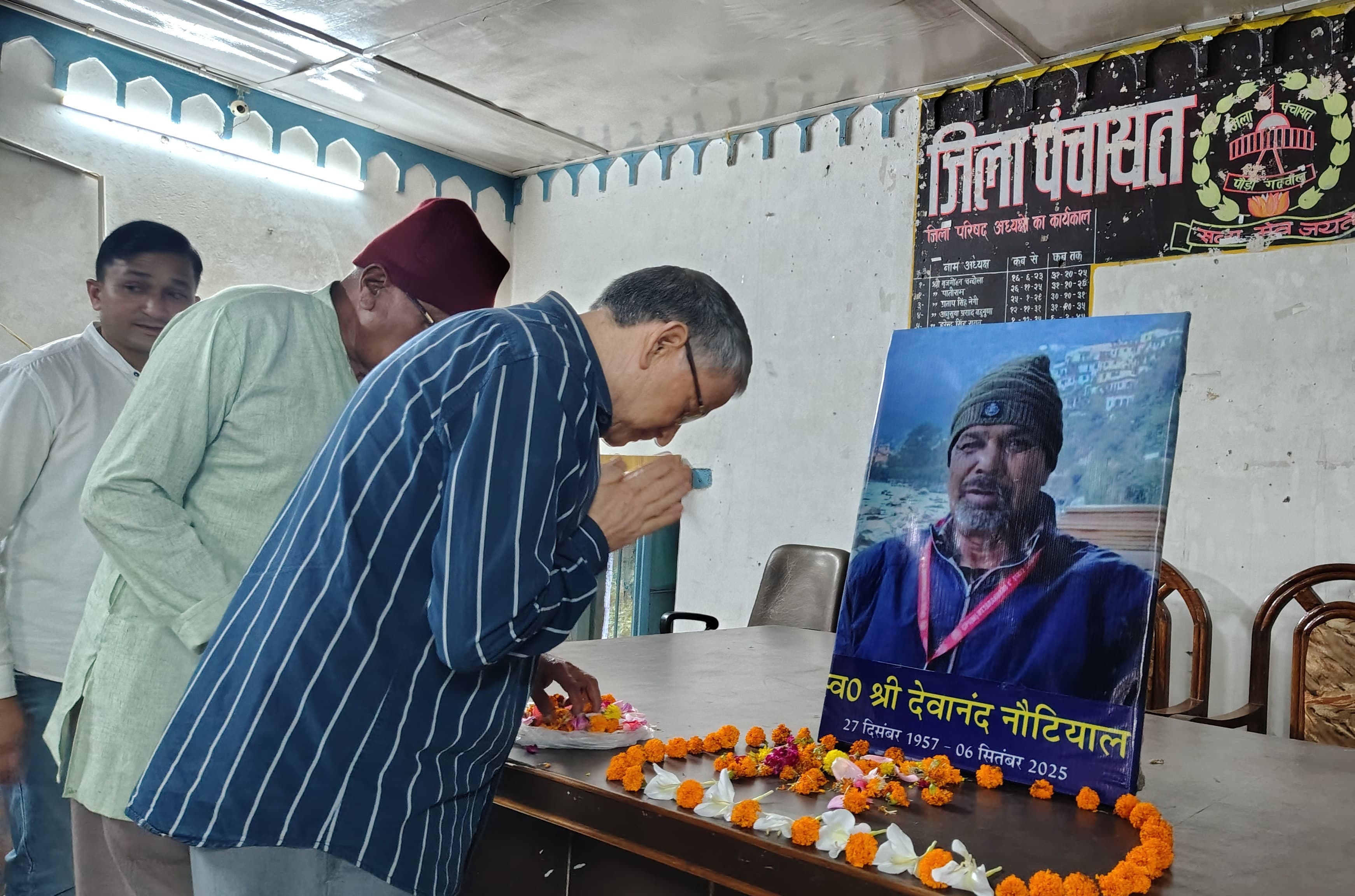 कॉमरेड देवानंद नौटियाल  को श्रद्धांजलि देते लोग