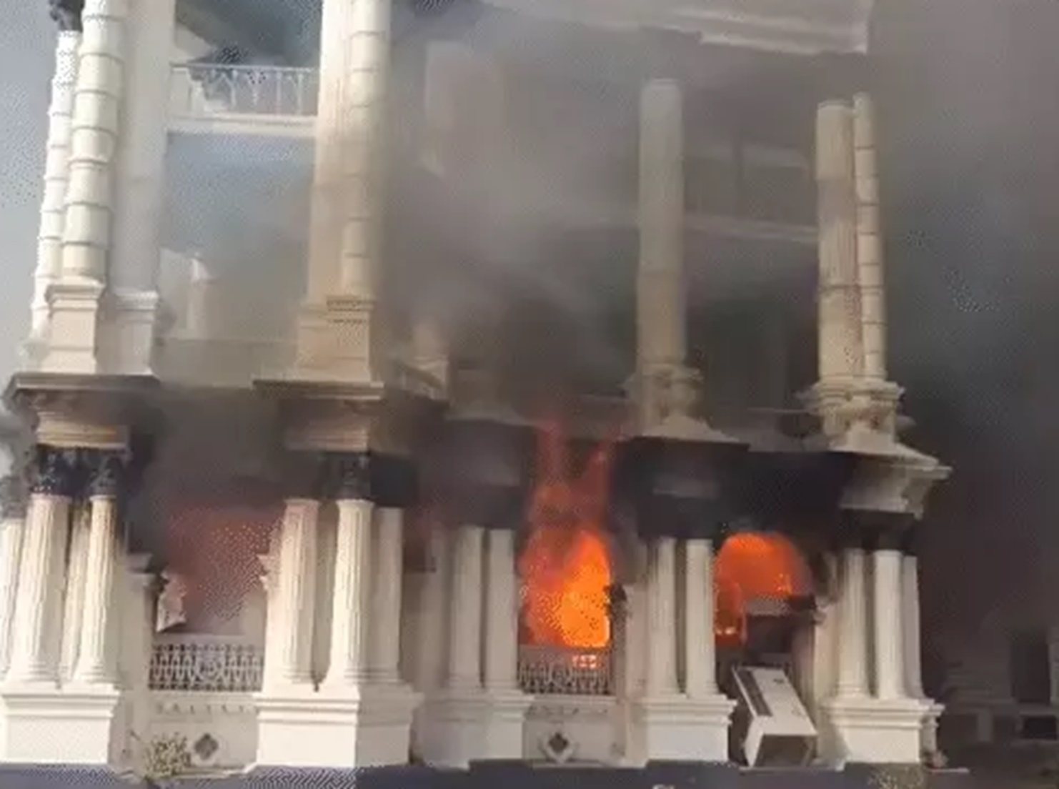 नेपाल की राजधानी काठमांडू में राष्ट्रपति राम चंद्र पौडेल के आवास शीतल भवन में प्रदर्शनकारियों ने मंगलवार को आग लगा दी। फोटो - इंटरनेट मीडिया