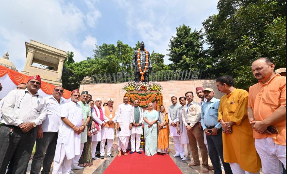 पंडित गोविन्द वल्लभ पंत की प्रतिमा के समक्ष दोनों उप मुख्यमंत्री केशव प्रसाद मौर्य व ब्रजेश पाठक