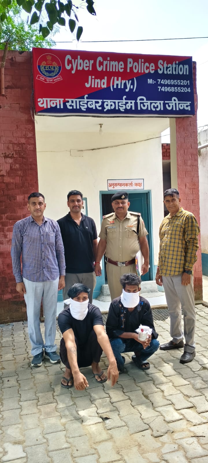 पुलिस गिरफ्त में आरोपित। पुलिस गिरफ्त में आरोपित।