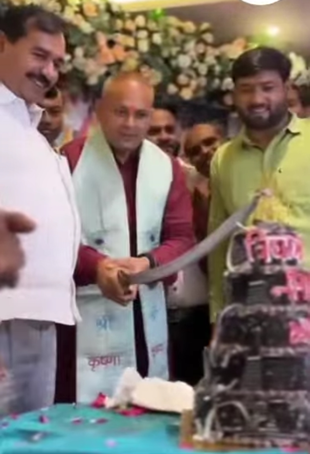 विधायक ने काटा तलवार से केक