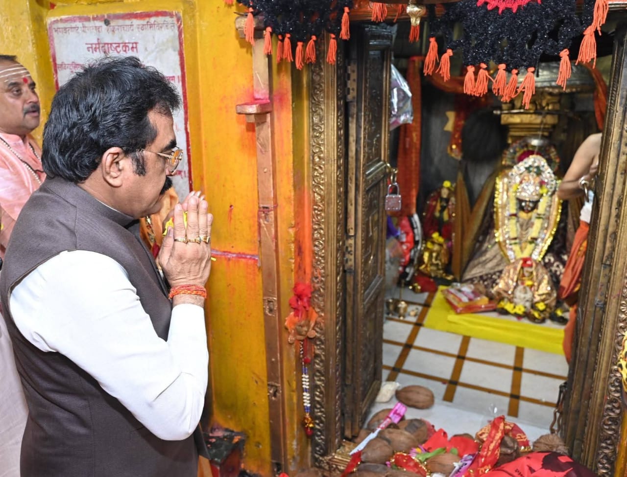 नर्मदा मंदिर में पूजन करते हुए लोग निर्माण मंत्री