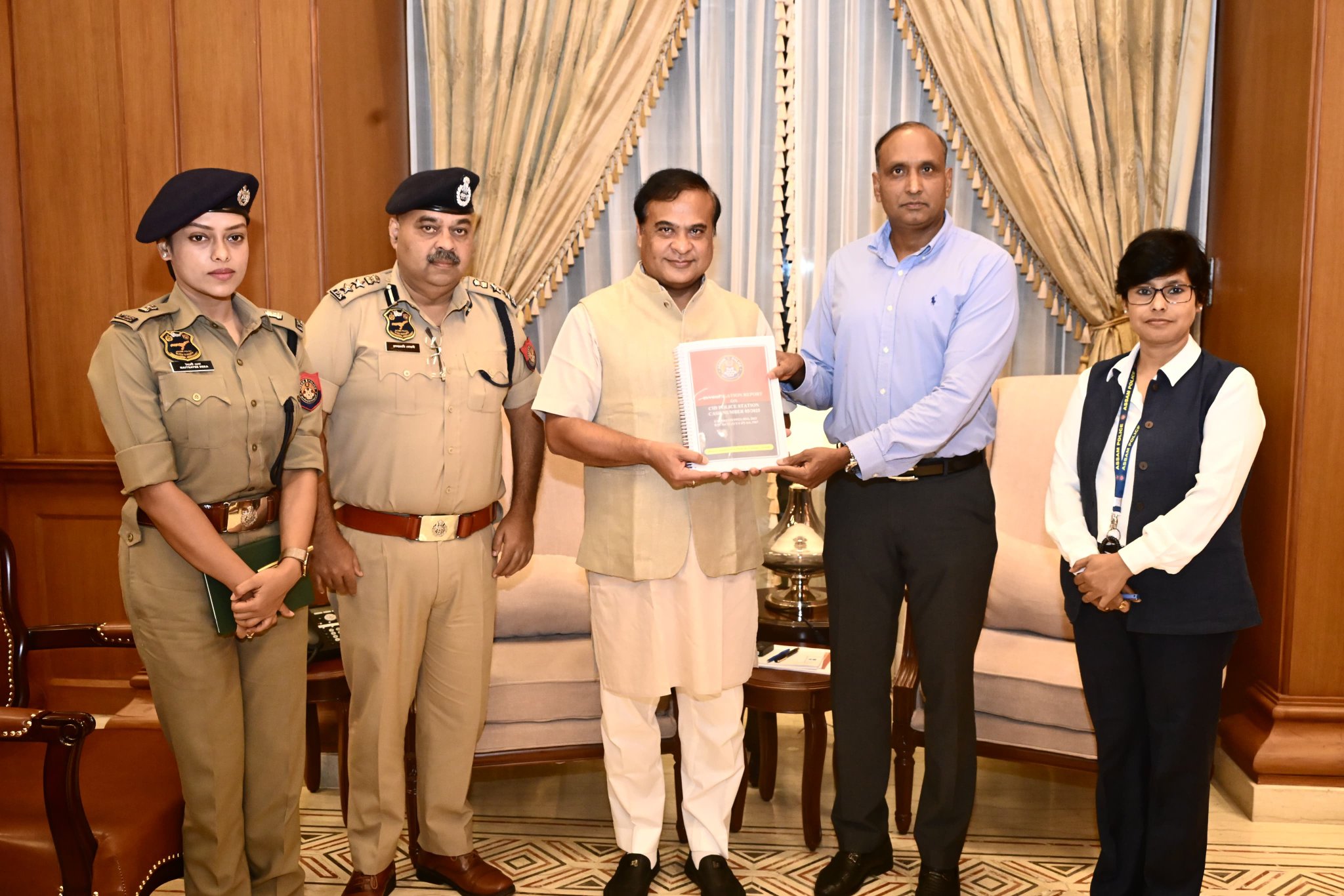 एसआईटी द्वारा तैयार रिपोर्ट प्राप्त करते हुए असम के मुख्यमंत्री डॉ हिमंत बिस्व सरमा। एसआईटी द्वारा तैयार रिपोर्ट प्राप्त करते हुए असम के मुख्यमंत्री डॉ हिमंत बिस्व सरमा।
