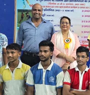 राज्य स्तरीय वृशु कप-2025 चैपियनशिप में गोल्ड व सिल्वर मेडल जीतने वाले मुरादाबाद के तीन खिलाड़ी।