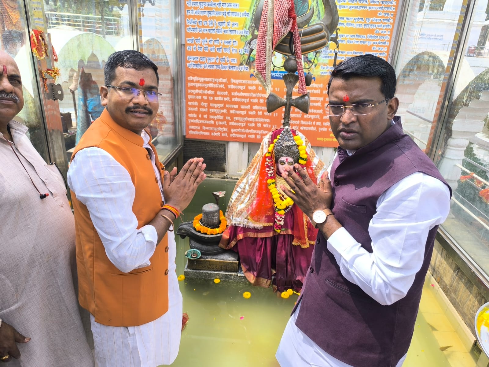 प्रभारी मंत्री दिलीप अहिरवार मां नर्मदा का पूजा अर्चना करते हुए