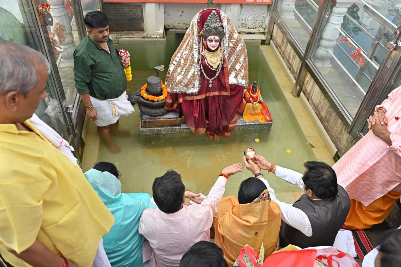 मंत्री राकेश सिंह मां नर्मदा का पूजन करते