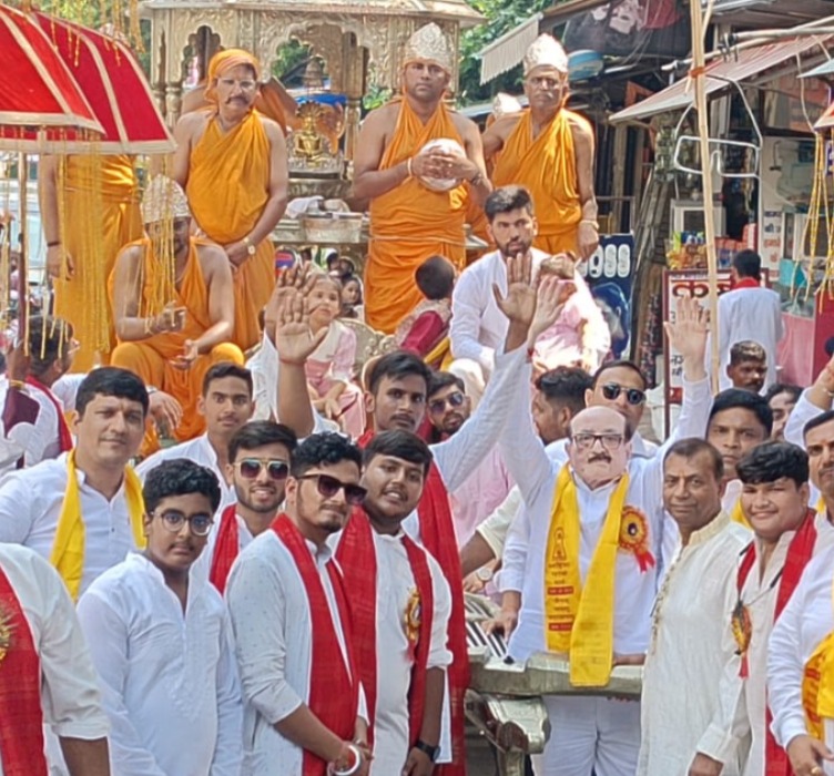 दशलक्षण पर्व पूर्ण होने पर मुरनादाबाद महानगर में निकलती भगवान पार्श्वनाथ की शोभायात्रा।